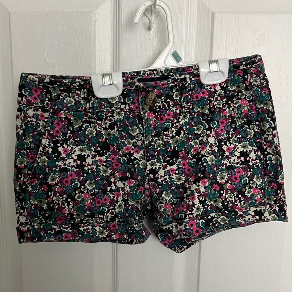 American Eagle - Floral Patterned Cuffed Shorts